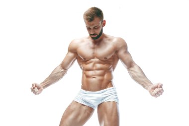 vücut geliştirmeci poz. Güzel sportif adam erkek güç. Fitness manin beyaz iç çamaşırı kaslı. izole beyaz arka plan üzerinde.