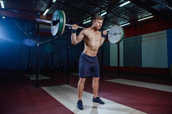 Kas fitness adam başını modern fitness merkezinde bir halter Deadlift için hazırlanıyor. Fonksiyonel eğitim. Egzersiz kapmak. Çapraz tarzı uygun, deadlift