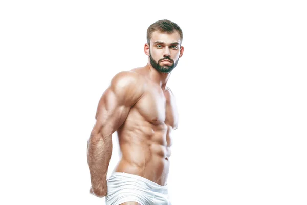 Культурист позує. Красивий спортивний хлопець чоловічої сили. Фітнес м'язистий м'язистий біла білизна. на ізольованому білому тлі . — стокове фото