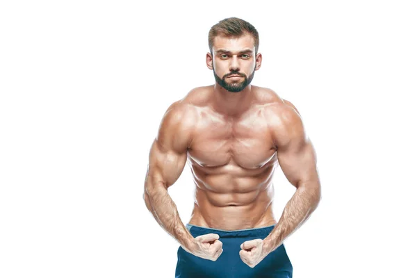 Bodybuilder poseren. Mooie sportieve vent mannelijke kracht. Fitness gespierd in blauwe shorts. op geïsoleerde witte achtergrond. Man met gespierde torso. Sterke atletische Man Fitness Model Torso weergegeven: zes pack abs — Stockfoto