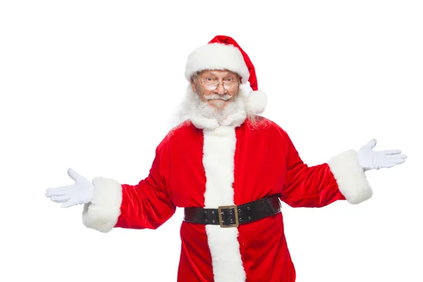 Jul. Försäljning, marknadsföring, rabatt, reklam, gåvor. Santa Claus gester med händerna som om han håller något och har att välja mellan två alternativ. Isolerad på vit bakgrund. — Stockfoto