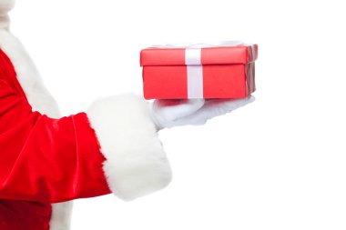 Noel. Noel Baba beyaz eldiven gülümseyen bir hediye kırmızı kutusu bir yay ile tutuyor. Hediyesine işaret. Beyaz arka plan üzerinde izole. Yakın çekim