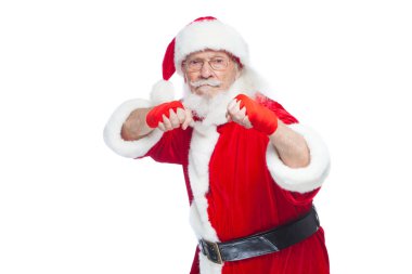 Noel. Noel Baba kırmızı bandaj boks için ellerinde yara ile başladı taklit ediyor. Kickboks, karate, boks. Beyaz arka plan üzerinde izole.