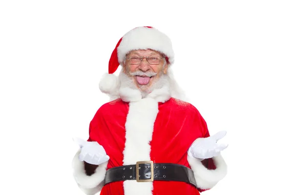 No Natal. Bom Papai Noel em luvas brancas mostra rostos, caretas, mostra sua língua. Não é um comportamento normal. Isolado sobre fundo branco . — Fotografia de Stock