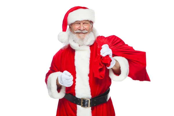 Рождество. Санта-Клаус страдает от боли в спине и держит красный мешок с подарками на спине. Изолированный на белом фоне . — стоковое фото