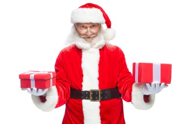 Noel. Noel Baba beyaz eldiven gülümseyen iki kutu hediyeler ile tutar. Bir hediye, cömert hediyeler seçme kavramı. Beyaz arka plan üzerinde izole.