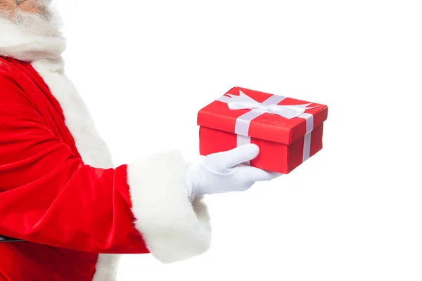 クリスマス。白い手袋でサンタ クロースを笑顔と、弓が付いて赤いギフト ボックスが保持しています。贈り物を指しています。白い背景上に分離。クローズ アップ — ストック写真