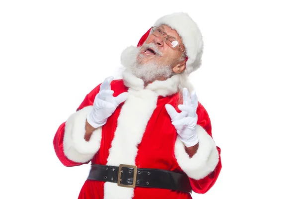 Navidad. El buen Papá Noel con guantes blancos muestra caras, muecas, muestra su lengua. No es un comportamiento normal. Aislado sobre fondo blanco . —  Fotos de Stock