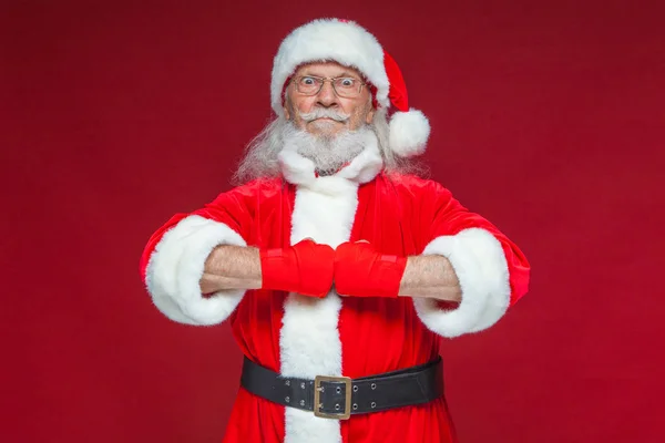 Jul. Jultomte med röda bandage sår på händerna för boxning imiterar sparkar. Kickboxning, karate, boxning. Isolerad på röd bakgrund. — Stockfoto