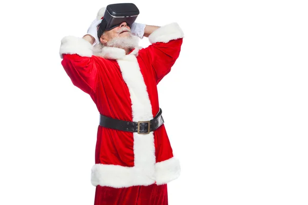 Weihnachten. Weihnachtsmann mit schwarzer Virtual-Reality-Brille macht Gesten mit den Händen. Überraschung, Emotion. Neue Technologien. isoliert auf weißem Hintergrund. — Stockfoto