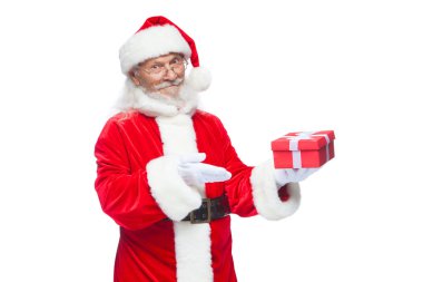 Noel. Noel Baba beyaz eldiven gülümseyen bir hediye kırmızı kutusu bir yay ile tutuyor. Hediyesine işaret. Beyaz arka plan üzerinde izole.