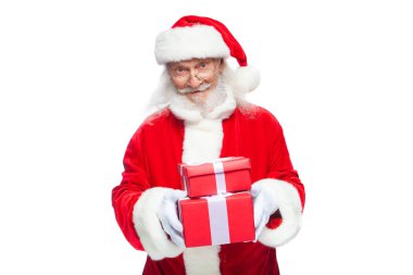 Noel. Noel Baba beyaz eldiven gülümseyen iki hediye kırmızı kutuları bir yay, bir diğer ile tutuyor. Beyaz arka plan üzerinde izole.