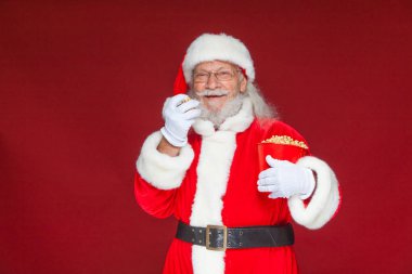Noel. Gülümsüyor, bir Noel Baba ağız açık beyaz eldiven tek elle, patlamış mısır ile kırmızı bir kova patlamış alır ve ikinci el ile yemek hazırlar tutar. Kavramı