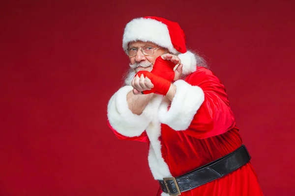 Jul Jultomte Med Röda Bandage Sår Händerna För Boxning Imiterar — Stockfoto