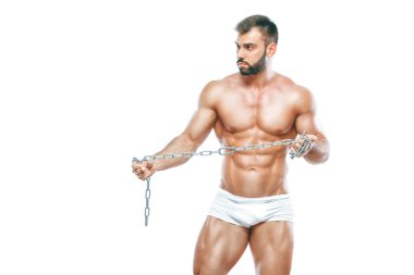 vücut geliştirmeci poz. Güzel sportif adam erkek güç. Fitness manin beyaz iç çamaşırı kaslı. izole beyaz arka plan üzerinde. Zincirle poz