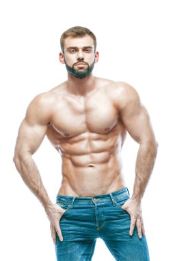 vücut geliştirmeci poz. Güzel sportif adam erkek güç. Fitness mavi kot pantolon kaslı. izole beyaz arka plan üzerinde.