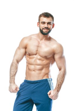 vücut geliştirmeci poz. Güzel sportif adam erkek güç. Fitness mavi şort kaslı. izole beyaz arka plan üzerinde. Kas gövde olan adam. Güçlü atletik erkek Fitness modeli gövde gösteren altı bohça abs