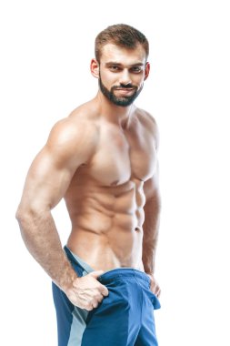 vücut geliştirmeci poz. Güzel sportif adam erkek güç. Fitness mavi şort kaslı. izole beyaz arka plan üzerinde. Kas gövde olan adam. Güçlü atletik erkek Fitness modeli gövde gösteren altı bohça abs