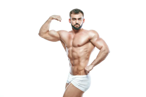 Bodybuilder poseren. Mooie sportieve vent mannelijke kracht. Fitness gespierd manin witte lingerie. op geïsoleerde witte achtergrond. — Stockfoto