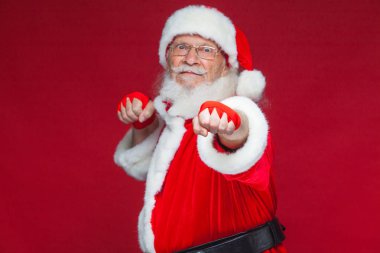Noel. Noel Baba kırmızı bandaj boks için ellerinde yara ile başladı taklit ediyor. Kickboks, karate, boks. Kırmızı zemin üzerine izole.