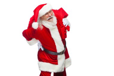 Noel. Noel Baba sırt ağrısı acı ve hediyeler kırmızı bir çantayla sırt üstü tutar. Beyaz arka plan üzerinde izole.