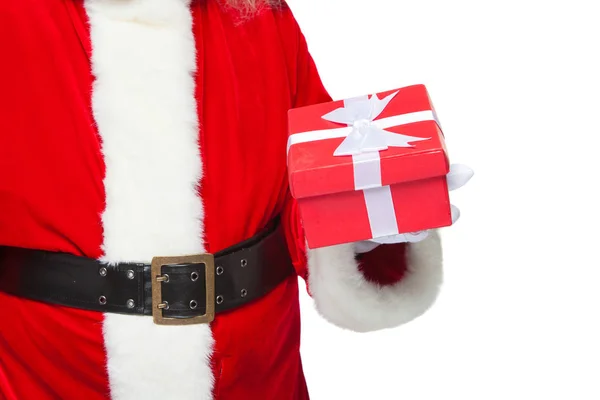 Weihnachten. Lächelnder Weihnachtsmann in weißen Handschuhen hält eine rote Geschenkschachtel mit Schleife in der Hand. zeigt auf das Geschenk. isoliert auf weißem Hintergrund. Nahaufnahme — Stockfoto