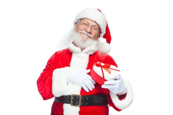 Рождество Улыбающийся Санта Клаус Белых Перчатках Держит Красную Белую Подарочную — стоковое фото