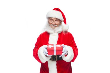 Noel. Noel Baba beyaz eldiven gülümseyen bir hediye kırmızı kutusu bir yay ile tutuyor. Hediyesine işaret. Beyaz arka plan üzerinde izole.