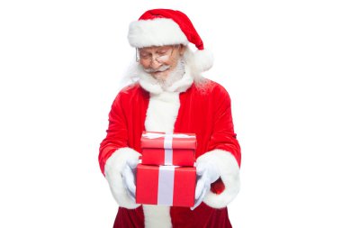 Noel. Noel Baba beyaz eldiven gülümseyen iki hediye kırmızı kutuları bir yay, bir diğer ile tutuyor. Beyaz arka plan üzerinde izole.