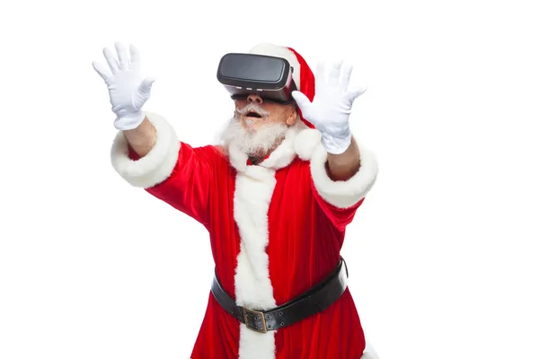Natale. Babbo Natale in nero occhiali realtà virtuale fa gesti con le mani. Sorpresa, emozione. Nuove tecnologie. Isolato su sfondo bianco . — Foto Stock