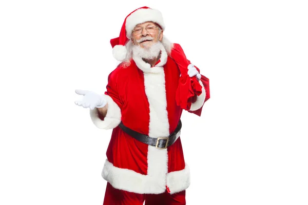 Navidad. Santa Claus está sufriendo de dolor de espalda y sostiene una bolsa roja con regalos en la espalda. Aislado sobre fondo blanco . —  Fotos de Stock