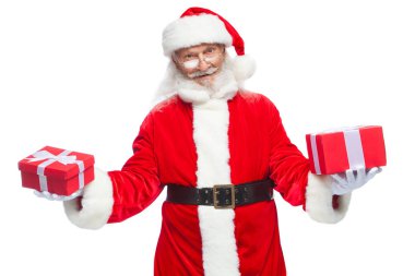 Noel. Noel Baba beyaz eldiven gülümseyen iki kutu hediyeler ile tutar. Bir hediye, cömert hediyeler seçme kavramı. Beyaz arka plan üzerinde izole.