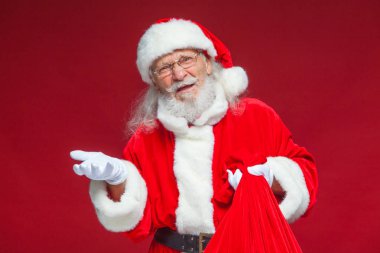Noel. Noel Baba boş elini onun palm ile düzenlenen ve ikinci el bir çanta hediye tutuyor. Bir hoşnutsuz yüz ifadesi. Hayal kırıklığı olmayan bir kavramdır hediye