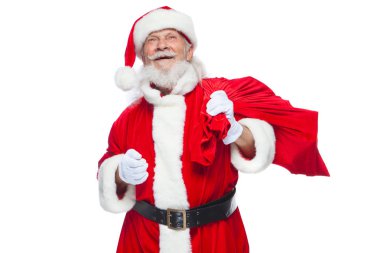 Noel. Noel Baba sırt ağrısı acı ve hediyeler kırmızı bir çantayla sırt üstü tutar. Beyaz arka plan üzerinde izole.