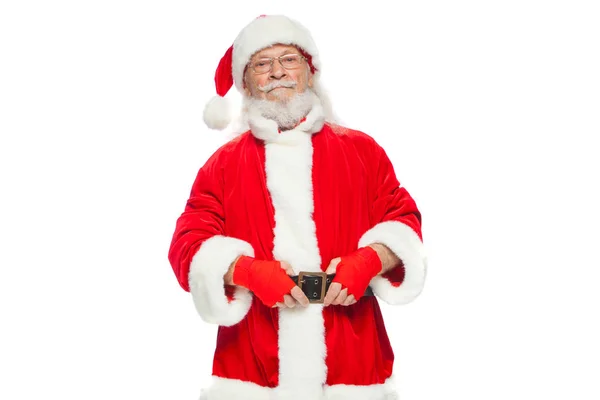 Navidad. Santa Claus con vendajes rojos en las manos para el boxeo imita patadas. Kickboxing, karate, boxeo. Aislado sobre fondo blanco . —  Fotos de Stock