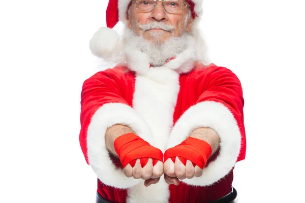 Рождество. Крупный план двух кулаков Санта-Клауса с красной повязкой на них для бокса. Кикбоксинг, бокс, карате. Изолированный на белом фоне . — стоковое фото