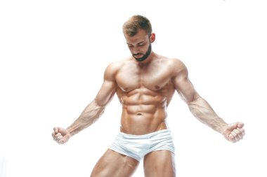 vücut geliştirmeci poz. Güzel sportif adam erkek güç. Fitness manin beyaz iç çamaşırı kaslı. izole beyaz arka plan üzerinde.