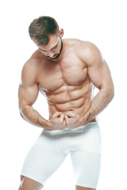 vücut geliştirmeci poz. Güzel sportif adam erkek güç. Fitness manin beyaz iç çamaşırı kaslı. izole beyaz arka plan üzerinde.
