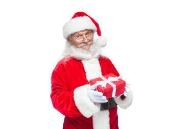 Noel. Noel Baba beyaz eldiven gülümseyen bir hediye kırmızı kutusu bir yay ile tutuyor. Hediyesine işaret. Beyaz arka plan üzerinde izole.