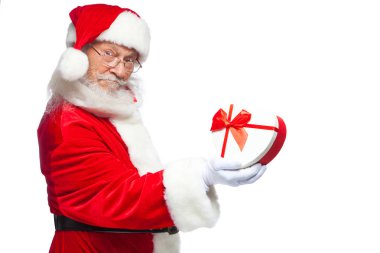 Noel. Noel Baba beyaz eldiven bir beyaz kalp şeklinde hediye kutu kırmızı kurdele ile tutar. Beyaz arka plan üzerinde izole. Yakın çekim