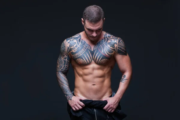 Hombre Con Torso Desnudo Muscular Con Tatuajes Fondo Oscuro Abs — Foto de Stock