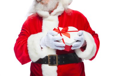 Noel. Noel Baba beyaz eldiven gülümseyen bir kırmızı ve beyaz kalp şeklinde hediye kutu kırmızı kurdele ile tutar. Beyaz arka plan üzerinde izole.