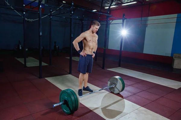 Portret z Brzana siłowni treningu mięśni człowieka. stoi w pobliżu bar, odpoczynek. — Zdjęcie stockowe