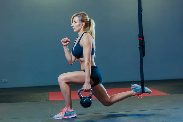 Спортивная женщина делает TRX и вес упражнения в тренажерном зале — стоковое фото