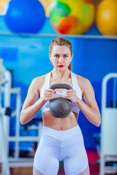 Kettlebell edzés fitnesz nő. — Stock Fotó
