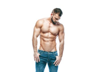 vücut geliştirmeci poz. Güzel sportif adam erkek güç. Fitness mavi kot pantolon kaslı. izole beyaz arka plan üzerinde.