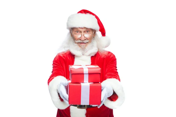 Navidad. Santa Claus sonriente con guantes blancos sostiene dos cajas rojas de regalo con un lazo, una en la otra. Aislado sobre fondo blanco . —  Fotos de Stock