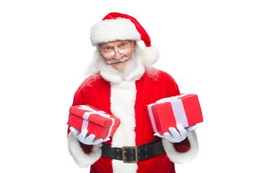 Noel. Noel Baba beyaz eldiven gülümseyen iki kutu hediyeler ile tutar. Bir hediye, cömert hediyeler seçme kavramı. Beyaz arka plan üzerinde izole.