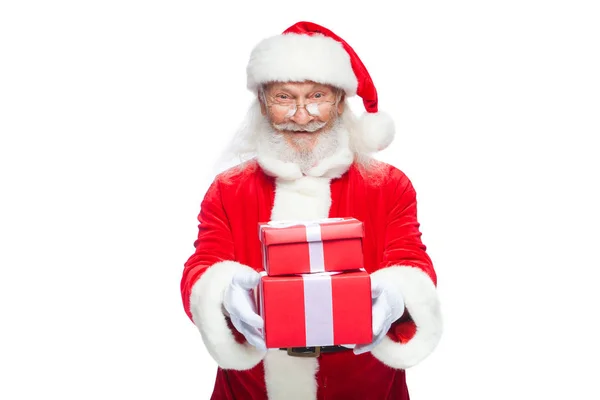Navidad. Santa Claus sonriente con guantes blancos sostiene dos cajas rojas de regalo con un lazo, una en la otra. Aislado sobre fondo blanco . —  Fotos de Stock