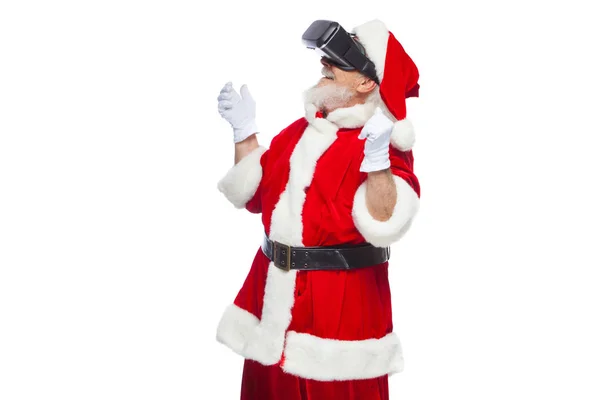 Navidad. Santa Claus en gafas de realidad virtual negro hace gestos con sus manos. Sorpresa, emoción. Nueva tecnología. Aislado sobre fondo blanco . —  Fotos de Stock